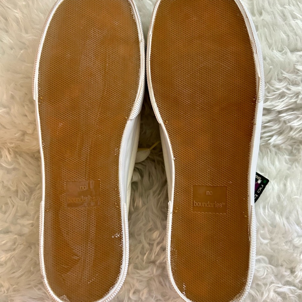 NWT No Boundaries Off-White Canvas Slip On Sneakers 8 - Picture 4 of 9